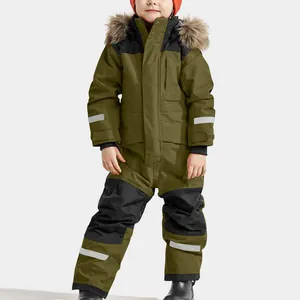 Vue de face combinaison de ski pour enfants imperméable et isolée en vert olive