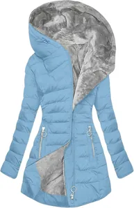 Detailansicht einer hellblauen Steppjacke mit Kapuze und warmem grauem Fleecefutter.