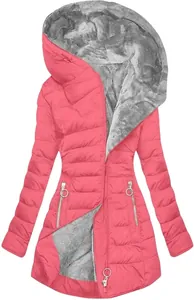 Detailansicht der gesteppten Damenjacke in Pink mit dickem grauen Fleecefutter und Kapuze