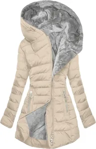 Detailansicht der beigen gesteppten Winterjacke für Damen mit grauem Kunstfellfutter