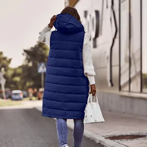 Vista posteriore di un lungo gilet imbottito blu scuro con cappuccio donna