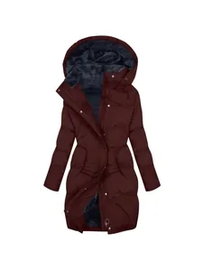 Lange bordeauxrode winterparka voor dames met warme fleece capuchon en slanke pasvorm