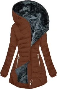 Detail eines dicken Winterparkas für Damen mit Kapuze und grauem Kunstfellfutter