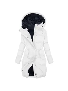 Witte winter gewatteerde jas met capuchon, marineblauwe fleecevoering en slim fit design.