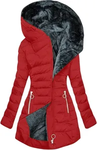 Rote Steppjacke mit Kapuze, Plüschfutter und Ringreißverschlüssen im Detail