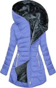 Detailansicht einer blauen Damen-Winterjacke mit Kapuze und warmem Kunstfellfutter