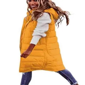 Gilet lungo imbottito con cappuccio da donna giallo, capispalla alla moda senza maniche