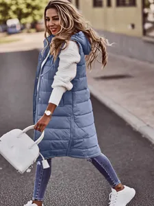 Elegante gilet lungo imbottito blu con cappuccio da donna outfit in stile urbano