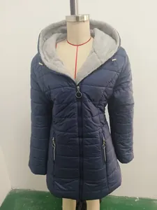 Nahaufnahme der dunkelblauen Steppjacke mit warmer Kapuze und grauem Fleece-Futter