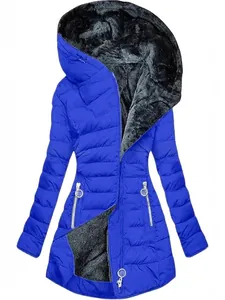 Giacca invernale trapuntata blu da donna con cappuccio foderato in finta pelliccia nera.