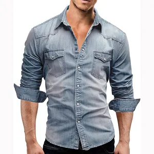 Vista detallada de una camisa vaquera de manga larga azul claro vintage para hombre