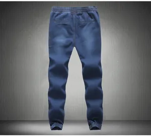 Detaillierte Rückansicht von schmal geschnittenen Herren-Jeans-Jogginghosen mit Bund