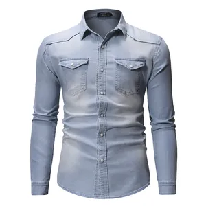 Detalle frontal camisa vaquera de manga larga azul claro ajustada para hombre