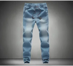 Detailansicht der hellblauen Herren-Denim-Jogger mit elastischem Kordelzug und Bündchen am Saum