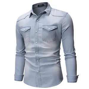 Detalle de camisa vaquera de hombre azul claro con dos bolsillos en el pecho y manga larga