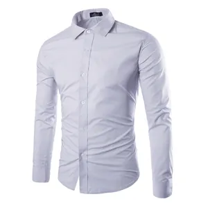 Chemise pour hommes coupe ajustée à manches longues en gris clair uni sur fond blanc