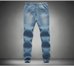 Rückansicht einer hellblauen Herren-Denim-Jogginghose mit Gummibund und Bündchen