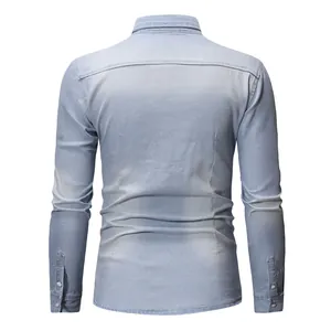 Vista posterior de una camisa vaquera de hombre azul claro ajustada con detalle de costura