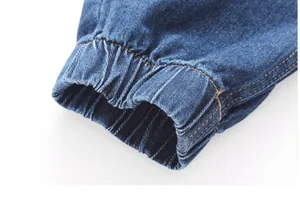 Hochwertige Nahaufnahme der elastischen Bündchen an blauen Denim-Joggerhosen für Herren.
