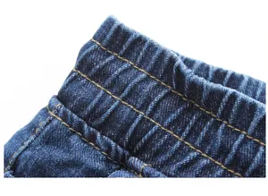 Detailansicht des elastischen Bundes mit Doppelnähten an blauen Denim-Jogginghosen
