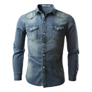 Vista detallada de una camisa vaquera azul para hombre con dos bolsillos de pecho