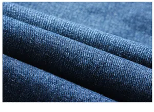 Makro-Detailansicht der hochwertigen elastischen Denim-Stofftextur für Herrenjeans.