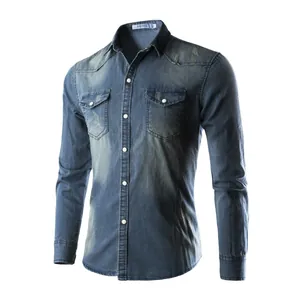 Detalle de camisa vaquera informal de manga larga para hombre con dos bolsillos en el pecho.