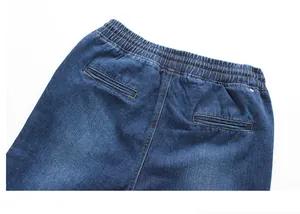 Detailansicht der blauen Denim-Jogginghose mit elastischem Bund und hinteren Paspeltaschen.