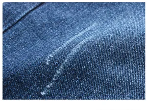 Nahaufnahme der blauen Denim-Stofftextur mit hochwertiger Webart und Vintage-Finish