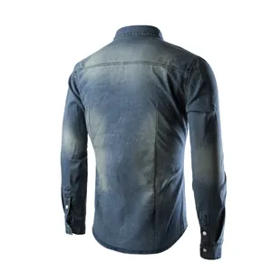 Vista trasera de la camisa vaquera de manga larga para hombre con lavado tipo vintage