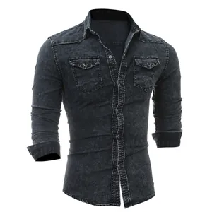 Camisa vaquera negra ajustada con dos bolsillos en el pecho y acabado vintage lavado