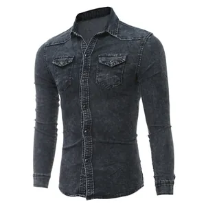 Detalle de alta calidad de una camisa vaquera gris para hombre con dos bolsillos