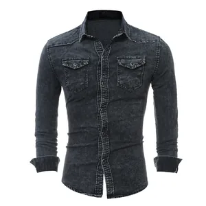 Primer plano de camisa vaquera negra lavada con bolsillos dobles en el pecho y botones