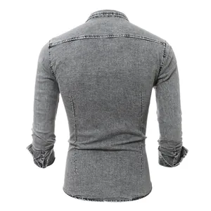 Vista trasera de una camisa vaquera de hombre de manga larga, corte entallado, gris lavado.