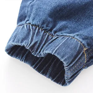 Detailaufnahme einer blauen Herren-Denim-Jogginghose mit elastischen Bündchen und Nähten