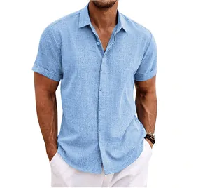 Vista dettagliata della texture e della vestibilità di una camicia casual celeste da uomo