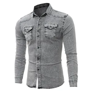 Vista detallada de camisa vaquera gris lavado para hombre con bolsillos dobles en el pecho