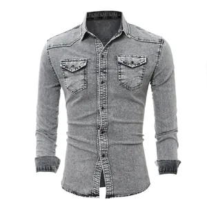 Vista frontal detallada de camisa vaquera gris para hombre con dos bolsillos