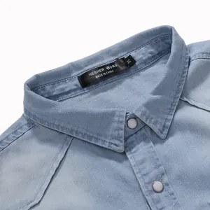 Primer plano del cuello de una camisa vaquera azul claro con textura de tela