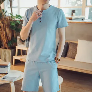 Herren-Set aus hellblauem Baumwoll-Leinen, Kurzarmshirt und lässigen Shorts für den Sommer.