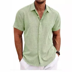 Camicia casual da uomo verde chiaro a maniche corte, texture lino per spiaggia e tempo libero.