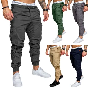 Herren Cargo-Jogginghose mit mehreren Taschen in verschiedenen Farben und schmaler Passform.