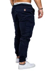 Detailansicht der dunkelblauen Herren-Cargo-Jogginghose mit praktischen Taschen