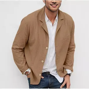 Blazer décontracté pour hommes en coton et lin beige avec revers et boutonnage simple.