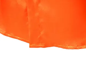 Primer plano de las costuras limpias y la tela de satén naranja brillante para hombres