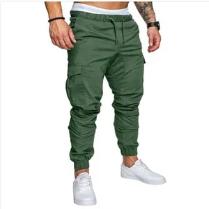 Herren Cargo-Jogginghose in Olivgrün mit mehreren Taschen, Kordelzug und Bündchen.