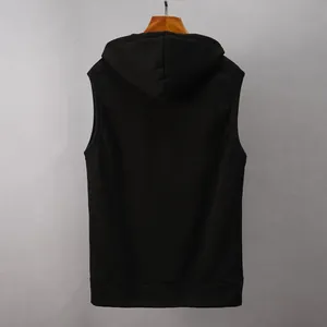 Professionelle Rückansicht einer minimalistischen schwarzen Sportweste mit Kapuze