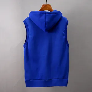 Rückansicht einer leuchtend blauen Herren-Kapuzenweste an einem Holzkleiderbügel.