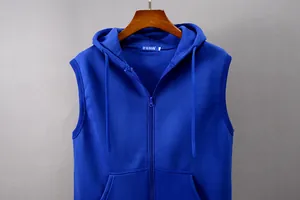 Detailansicht der königsblauen ärmellosen Kapuzenweste mit Reißverschluss und Taschen.