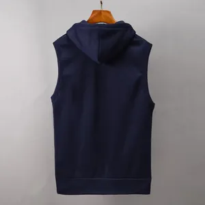 Rückansicht einer minimalistischen dunkelblauen ärmellosen Kapuzenweste für Herren